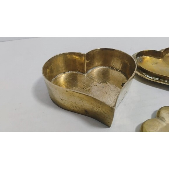 VINTAGE 4.5” BRASS HEART KEEPSAKE JEWELRY BOX W 3 SOLID BRASS HEART TRINKETS - Picture 3 of 12